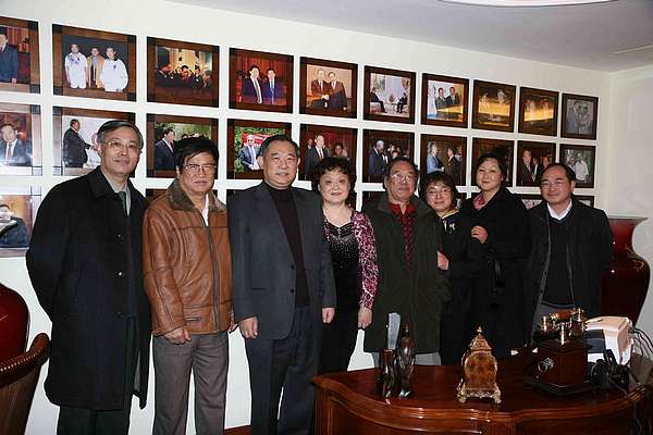 Famous painters and calligraphers visiting Peace Garden and offering their woks